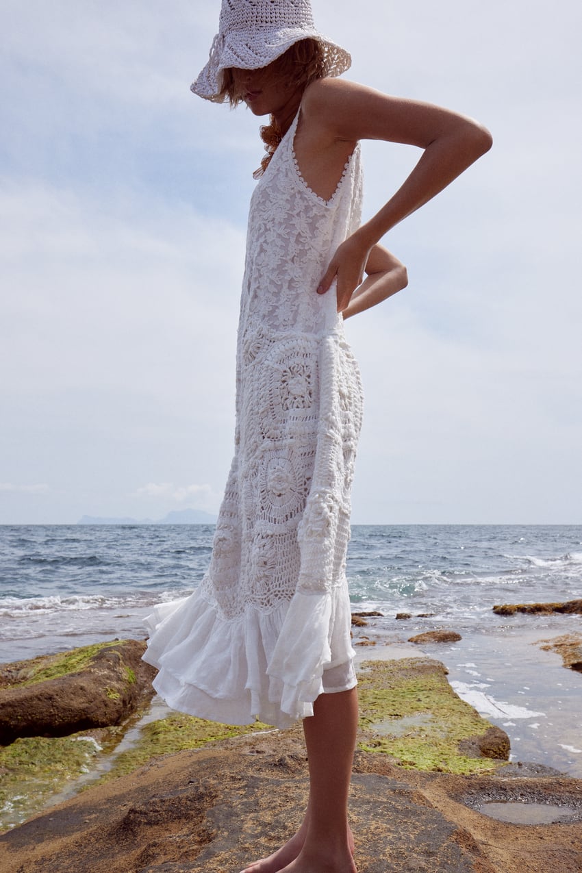 Zara nos conquista con el vestido blanco de punto y crochet que es una pasada