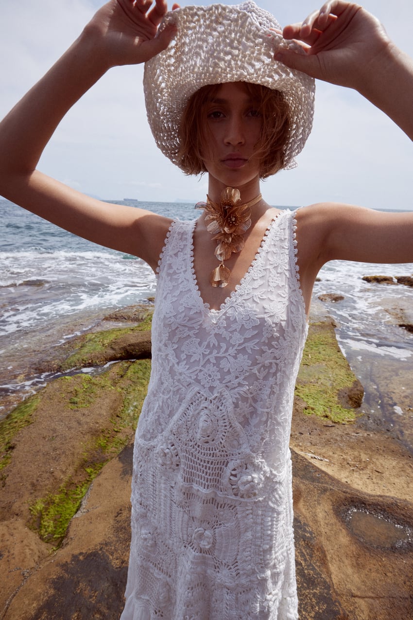 Zara nos conquista con el vestido blanco de punto y crochet que es una pasada