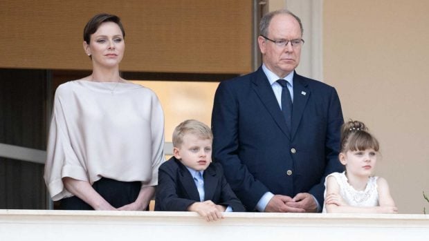 Charlene y Alberto de M&oacute;naco junto a sus hijos en un acto oficial / Gtres