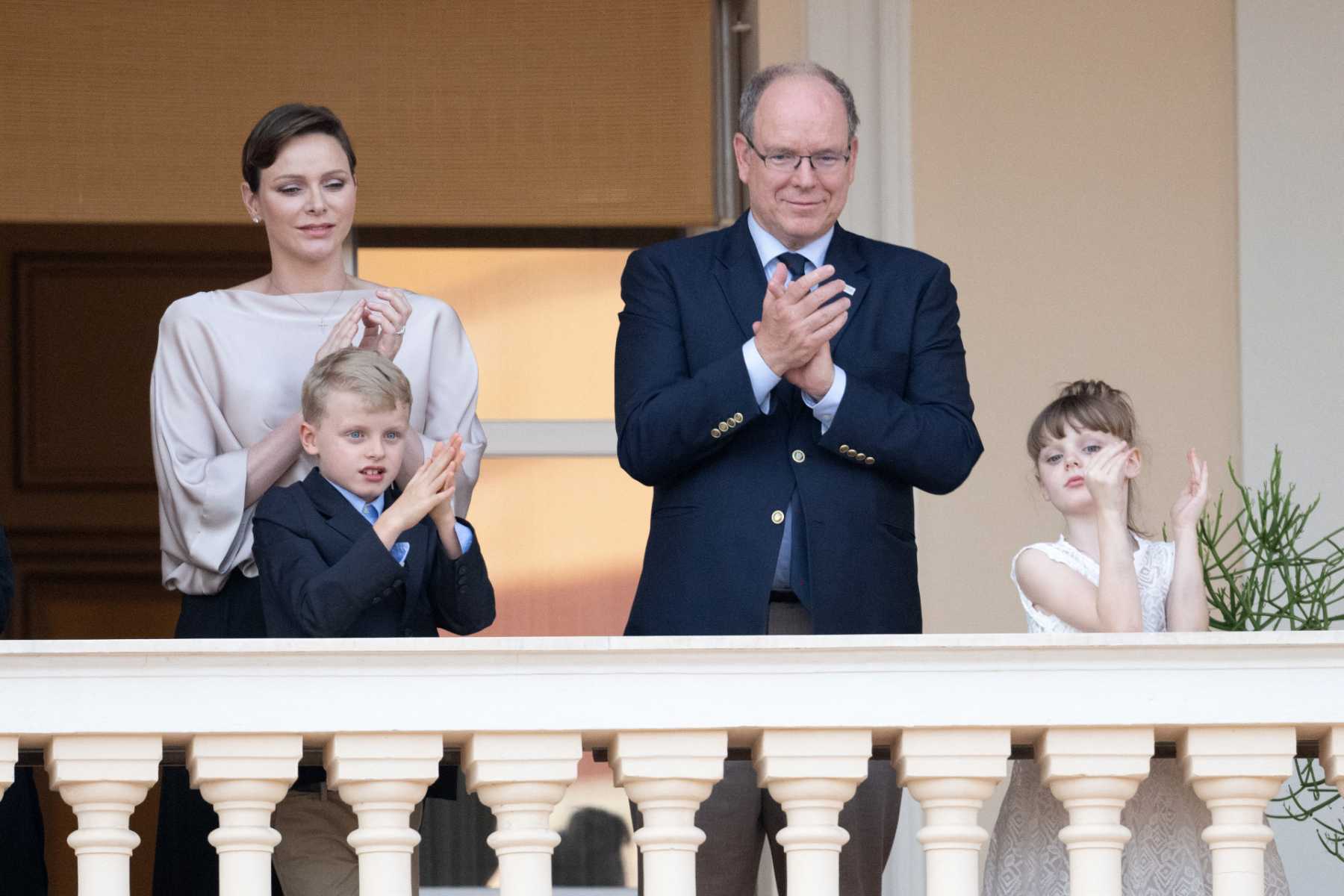 Charlene y Alberto de M&oacute;naco junto a sus hijos en un acto oficial / Gtres