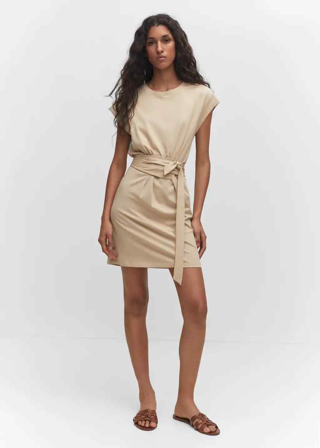Est&aacute; de rebajas y es una ganga: el vestido cruzado de Mango perfecto para ir a la oficina