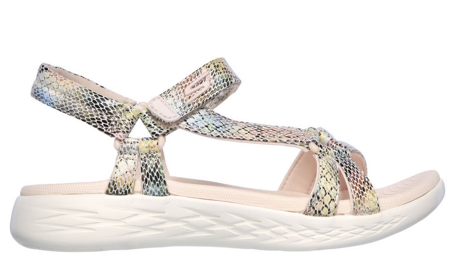Son cómodas, planas y pegan con todo: las sandalias que están volando en Skechers