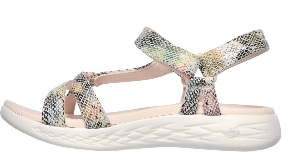 Son cómodas, planas y pegan con todo: las sandalias que están volando en Skechers