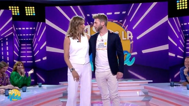Sandra Barneda y César Muñoz en 'Así es la vida'. / Telecinco