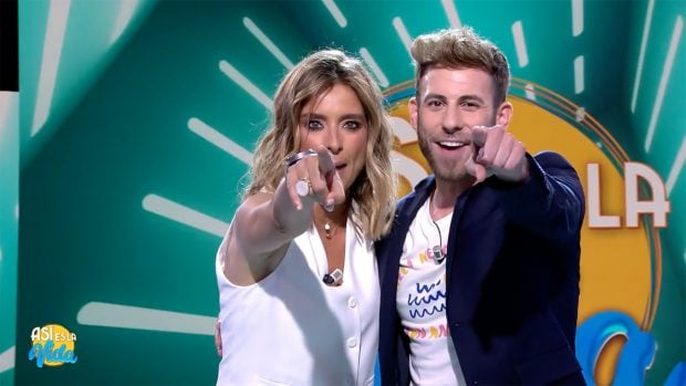 Sandra Barneda y César Muñoz en 'Así es la vida'. / Telecinco
