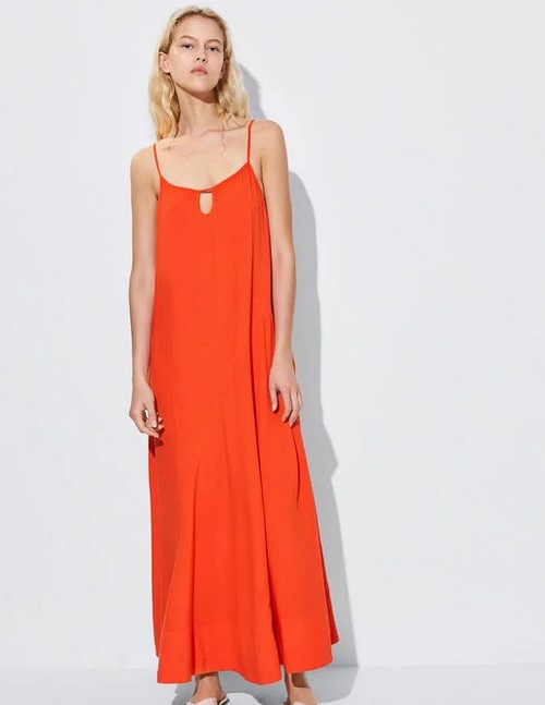 El vestido midi de tirantes que va a ser viral este verano es de Parfois y se va a agotar