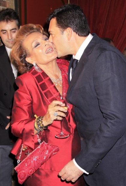 Carmen Sevilla abrazada a su hijo, Augusto Alguer&oacute;. / Gtres