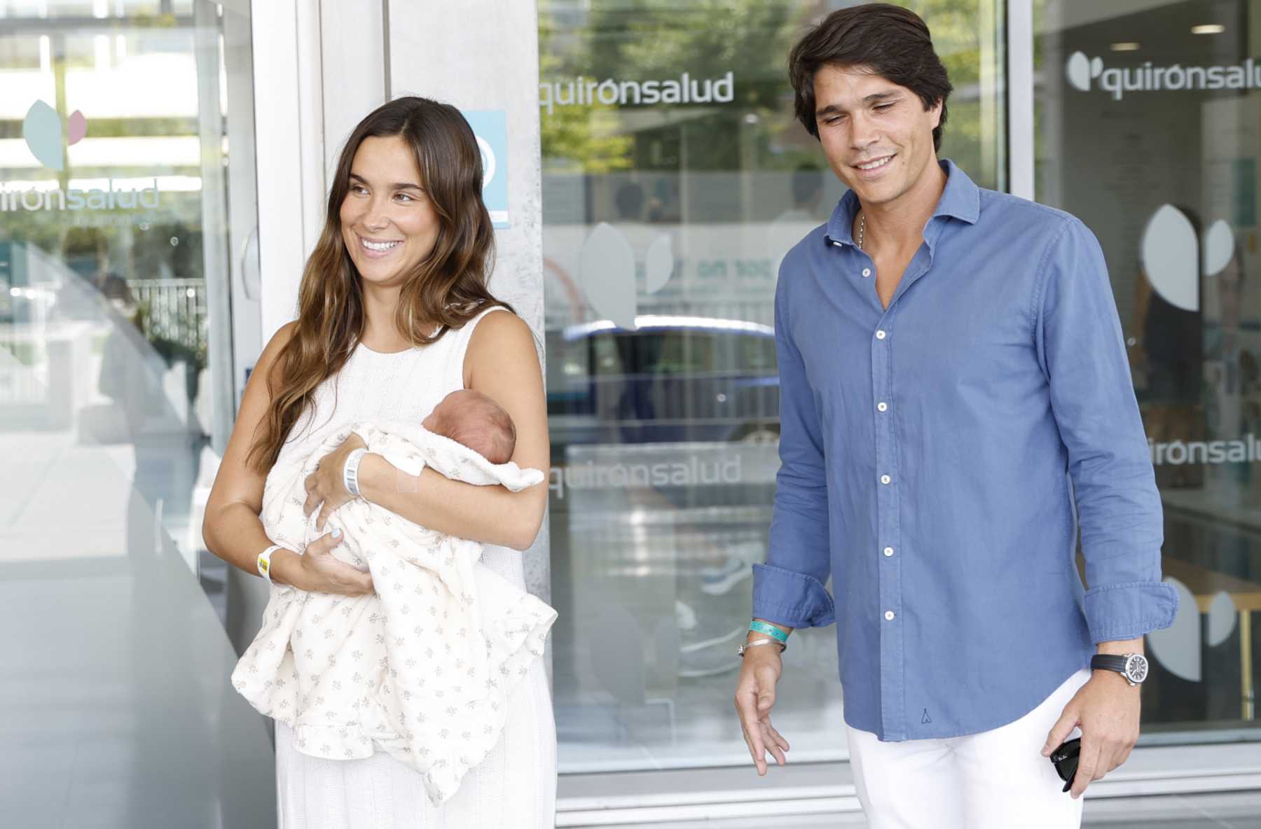Mar&iacute;a Pombo y Pablo Castellano a su salida del hospital / Gtres