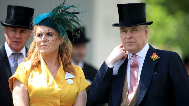 El príncipe Andrés y Sarah Ferguson en un evento. / Gtres