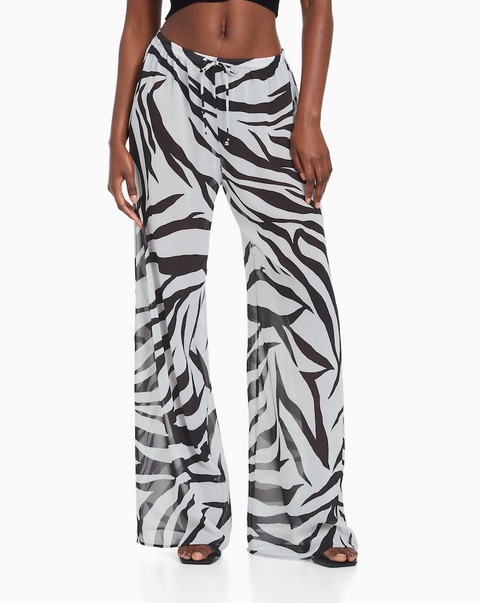 Los 5 pantalones cómodos, frescos y baratísimos de las rebajas de Bershka