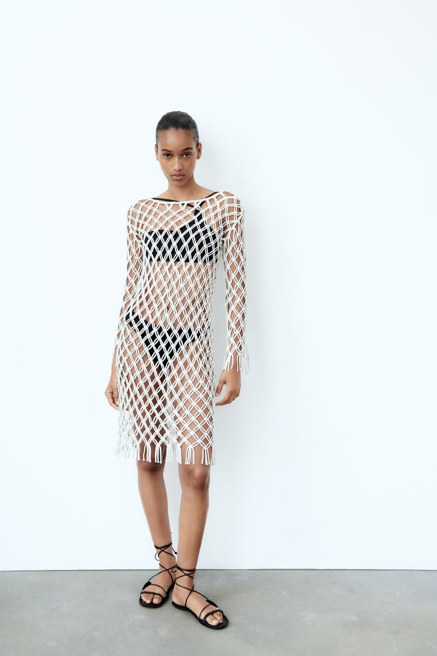 Zara deja alucinado a sus clientes: los 6 vestidos blancos de las rebajas que son ideales para llevar con alpargatas