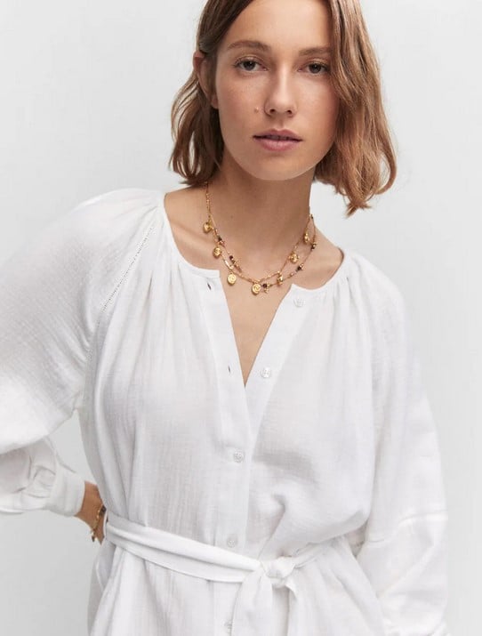 Mango te trae el vestido campestre minimal blanco del verano: está arrasando y es ideal para ir a la piscina