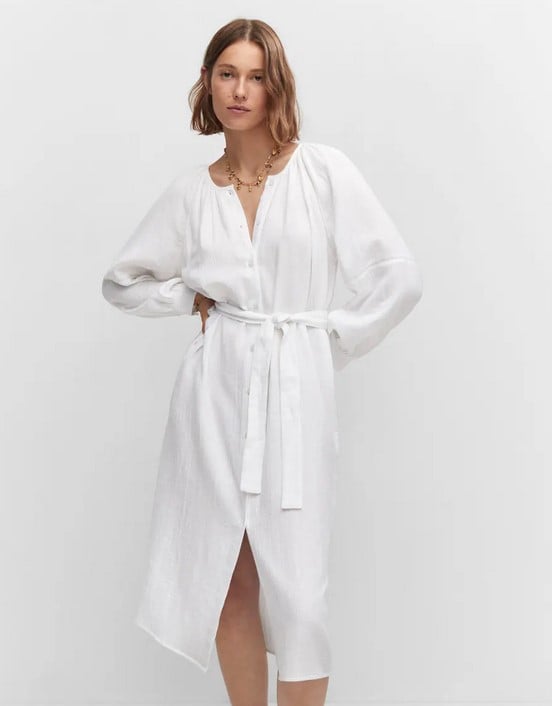 Mango te trae el vestido campestre minimal blanco del verano: está arrasando y es ideal para ir a la piscina