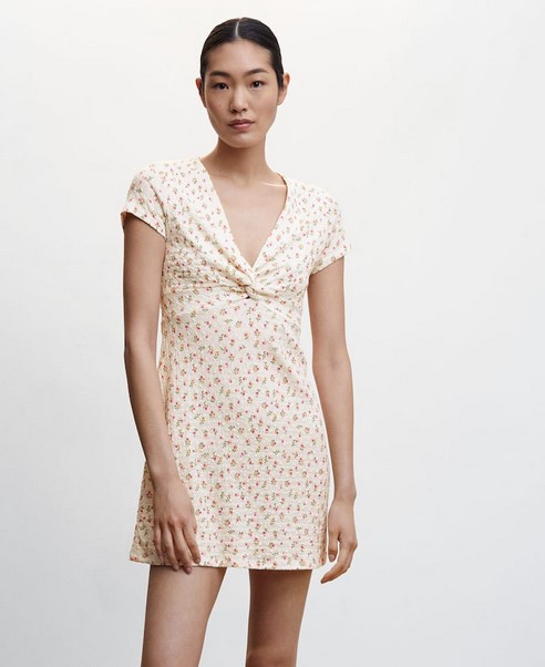 10 vestidos rebajados de Mango para combatir la ola de calor con estilo: no marcan nada y cuestan menos de 20&euro;