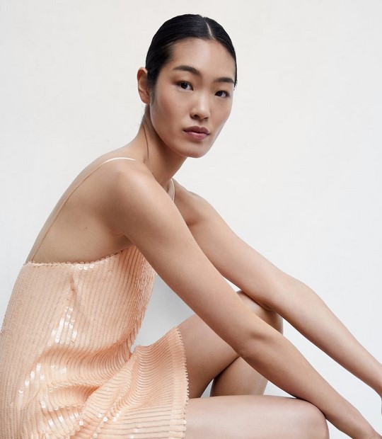 10 vestidos rebajados de Mango para combatir la ola de calor con estilo: no marcan nada y cuestan menos de 20&euro;