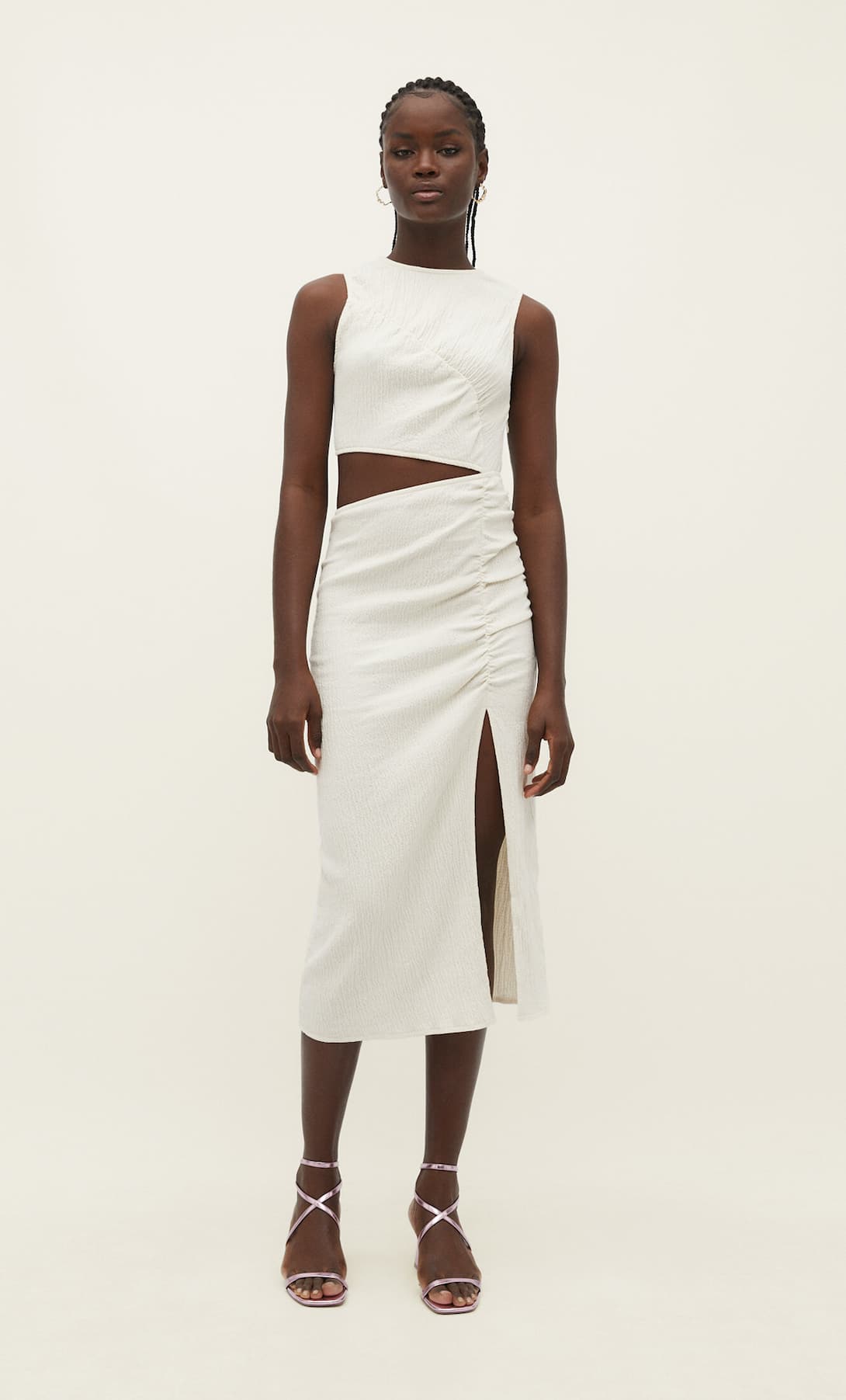 10 vestidos midi de Stradivarius que te servirán para la oficina y para salir a cenar este verano