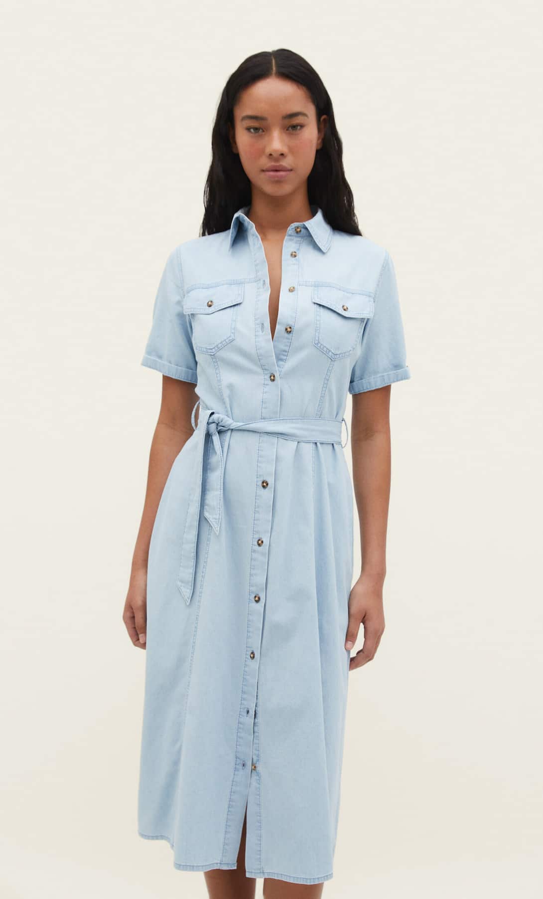 10 vestidos midi de Stradivarius que te servirán para la oficina y para salir a cenar este verano