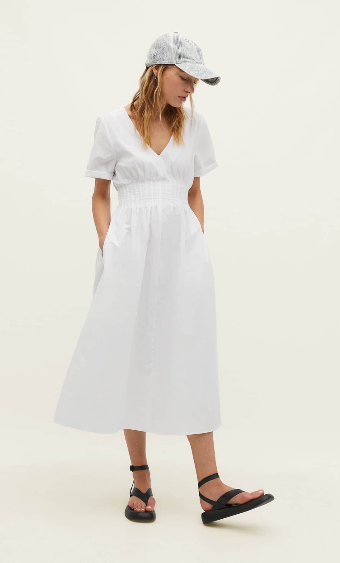 10 vestidos midi de Stradivarius que te servirán para la oficina y para salir a cenar este verano