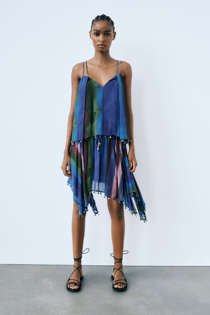 Zara nos enamora con el top de tirantes que quedará ideal con vaqueros y faldas