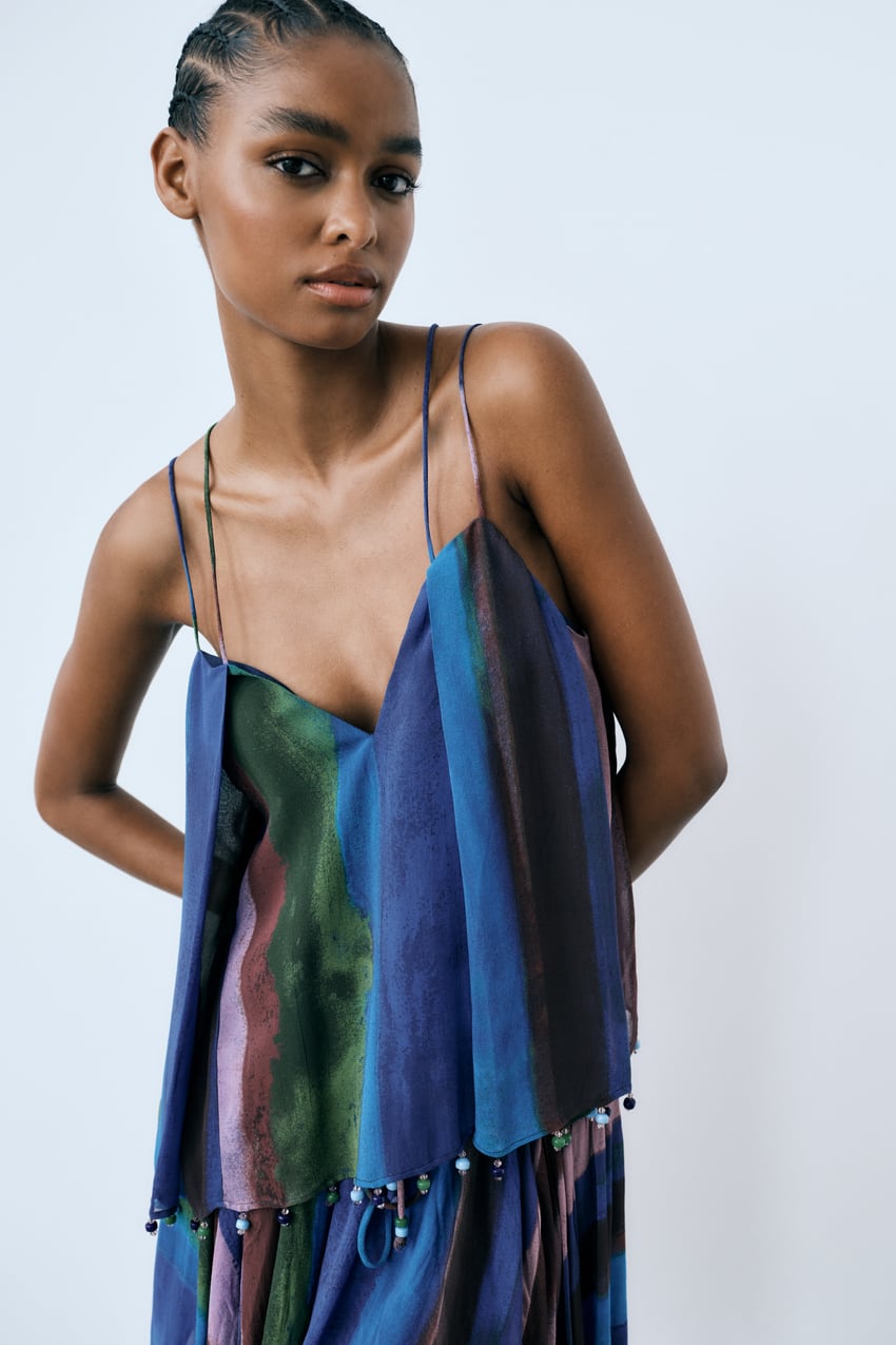 Zara nos enamora con el top de tirantes que quedará ideal con vaqueros y faldas