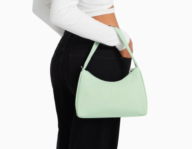 Invierte en tus accesorios: Bershka tiene en rebajas el bolso del verano por 10 euros