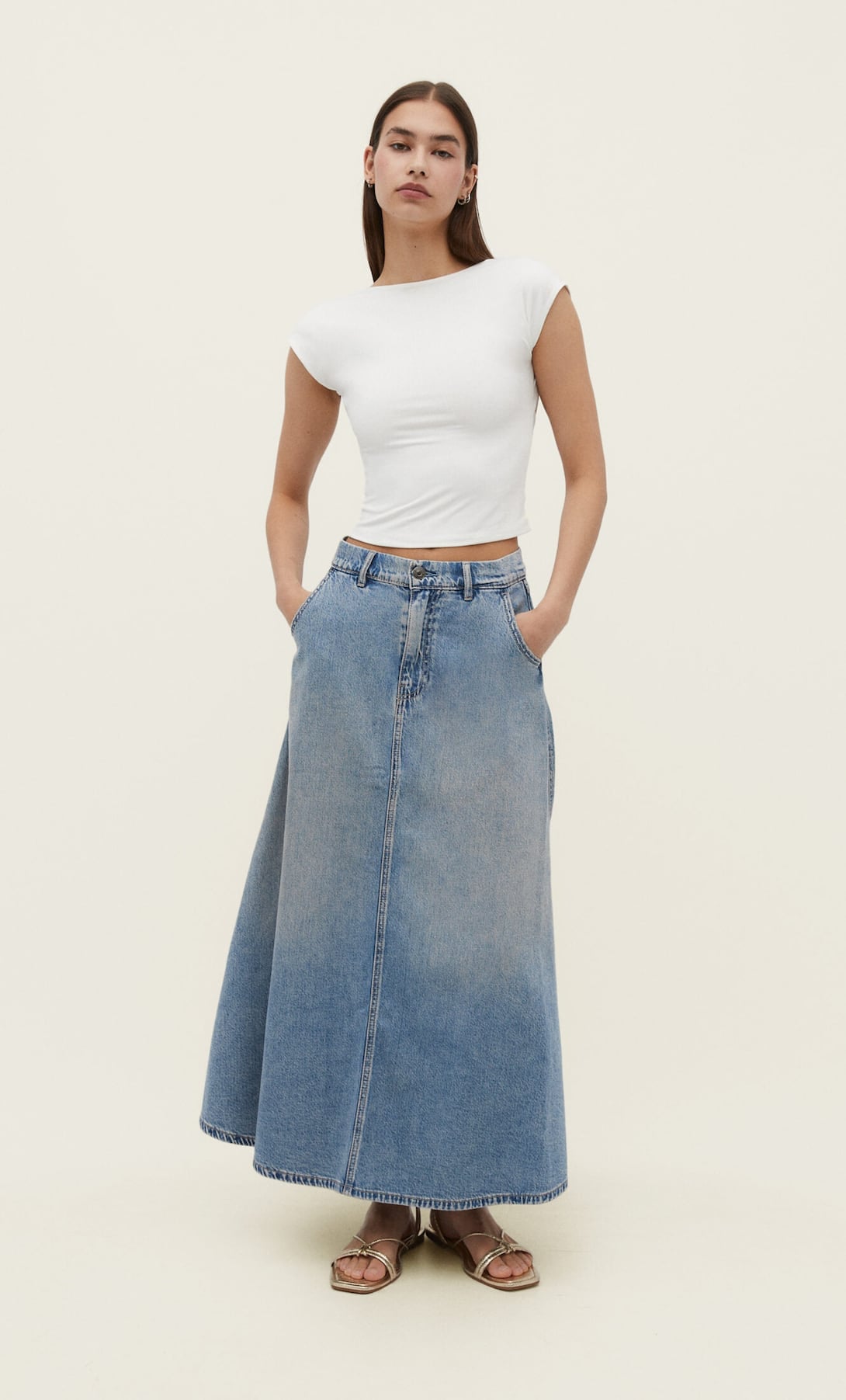 3 faldas vaqueras midi de Stradivarius para ir fresquita pero con estilo: las necesitas