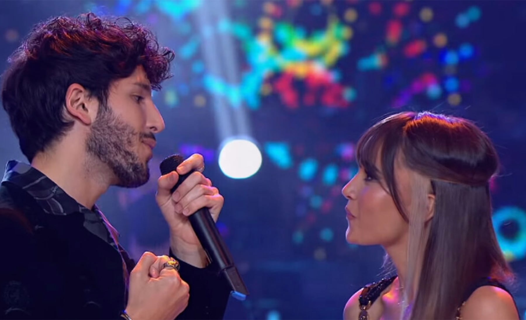 Aitana y Sebasti&aacute;n Yatra cantando / TVE