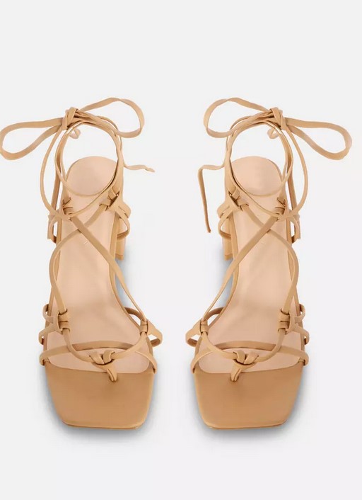 Las sandalias de tiras con tacón bajo de Primark por 20 euros que no puedes dejar escapar este verano