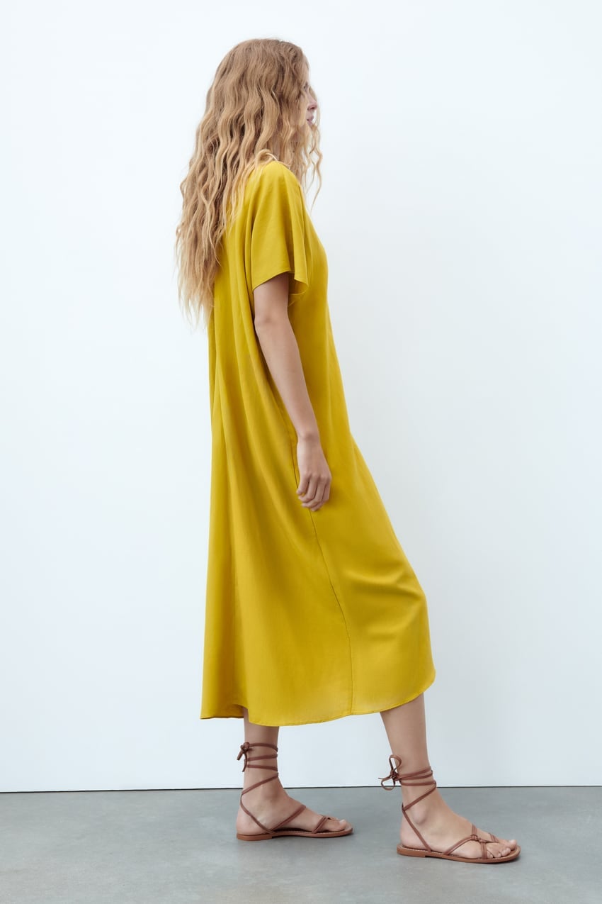 Las mujeres de 50 lo están agotando: el vestido túnica de Zara que potencia el bronceado siembra el caos en sus tiendas