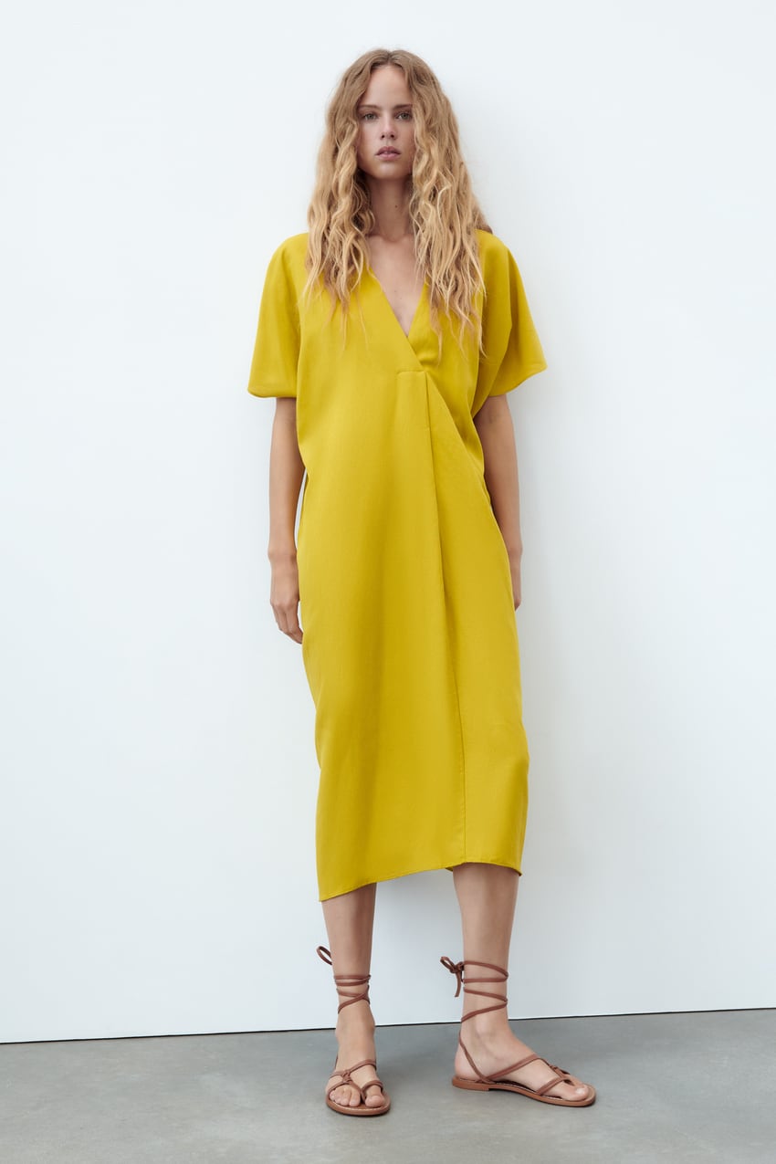 Las mujeres de 50 lo están agotando: el vestido túnica de Zara que potencia el bronceado siembra el caos en sus tiendas