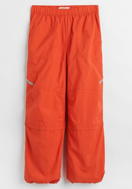 El pantal&oacute;n paraca&iacute;das en nailon y repelente al agua que se ha agotado en el H&M