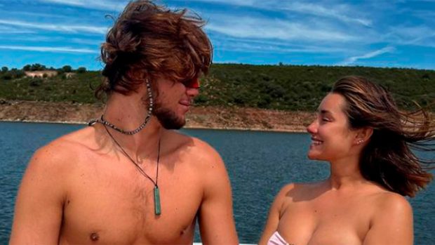 Bosco Martinez Bordi&uacute; y Adara Molinero posando en verano / Instagram