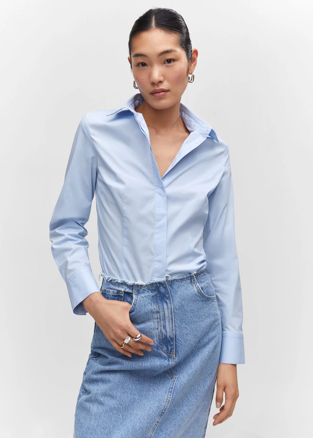 Renueva tu armario con la nueva colecci&oacute;n de Mango mujer: vestidos, pantalones, blusas y complementos que pegan con todo