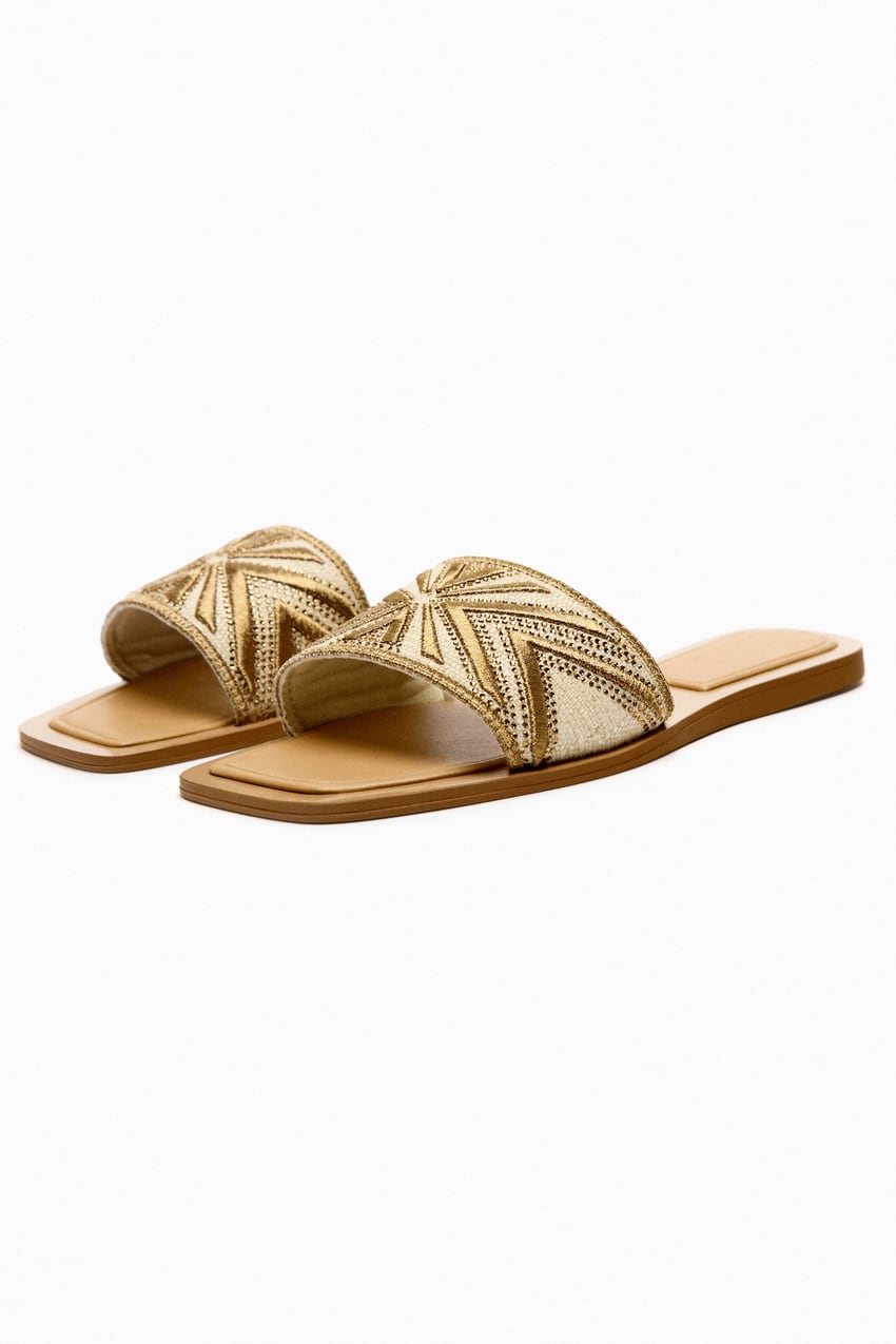 Colas para conseguir las sandalias planas con tejidos de Zara que pegan con todo