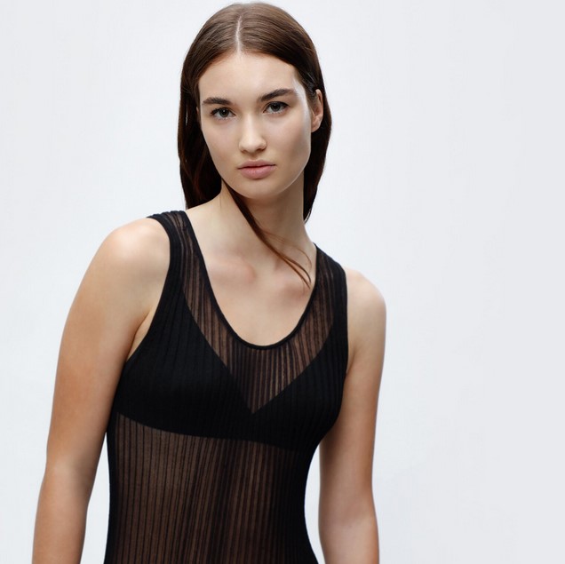 El vestido negro b&aacute;sico que todo armario necesita: largo, con transparencias y s&oacute;lo est&aacute; en Lefties