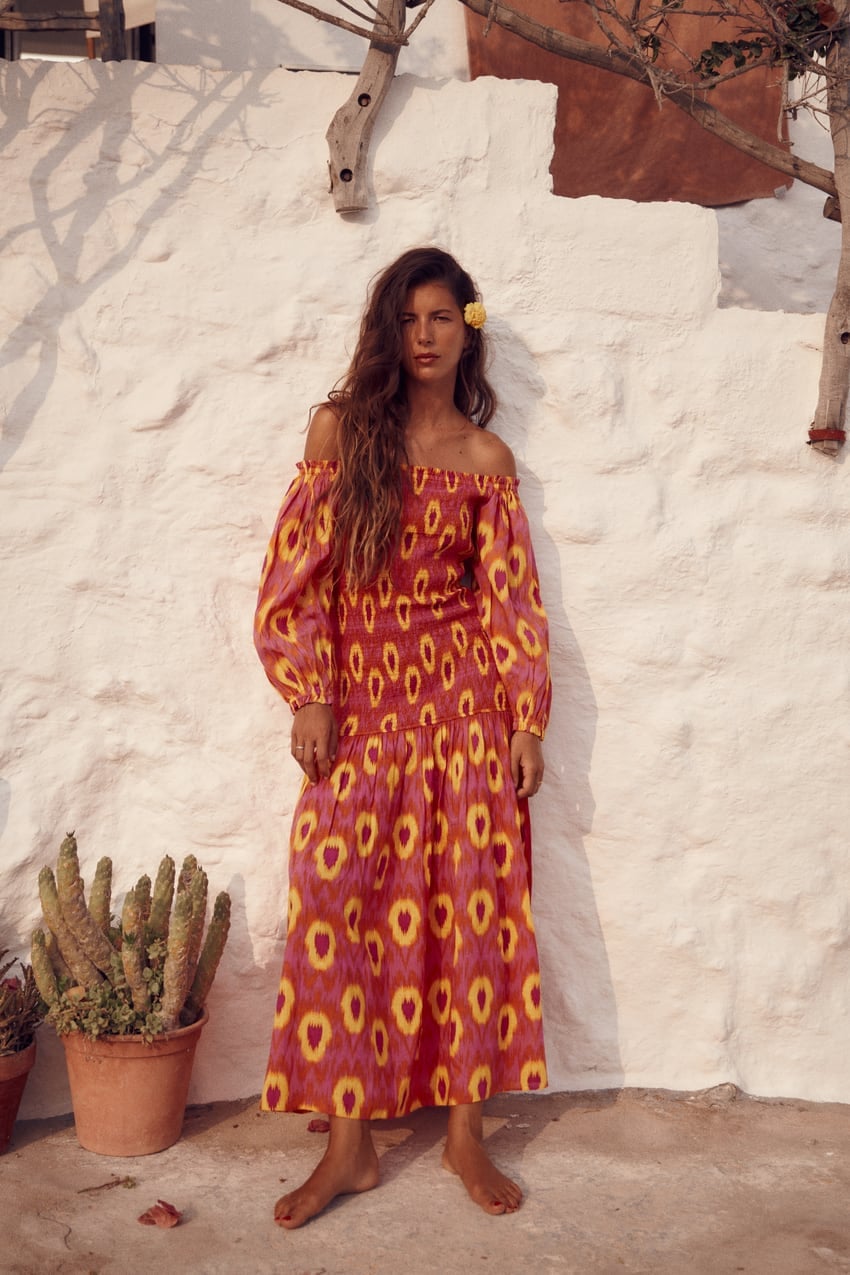 Zara lo est&aacute; petando entre sus clientes: el vestido del verano que se ha vuelto viral