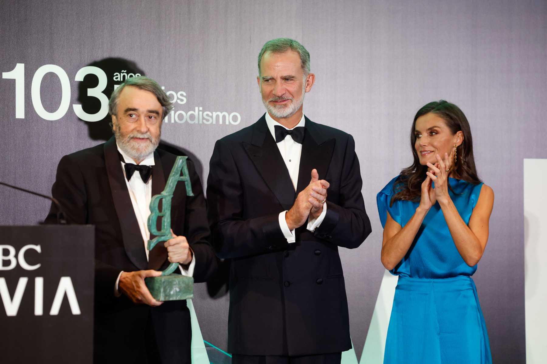 El Rey Felipe y Do&ntilde;a Letizia en los Premios Cavia / Gtres