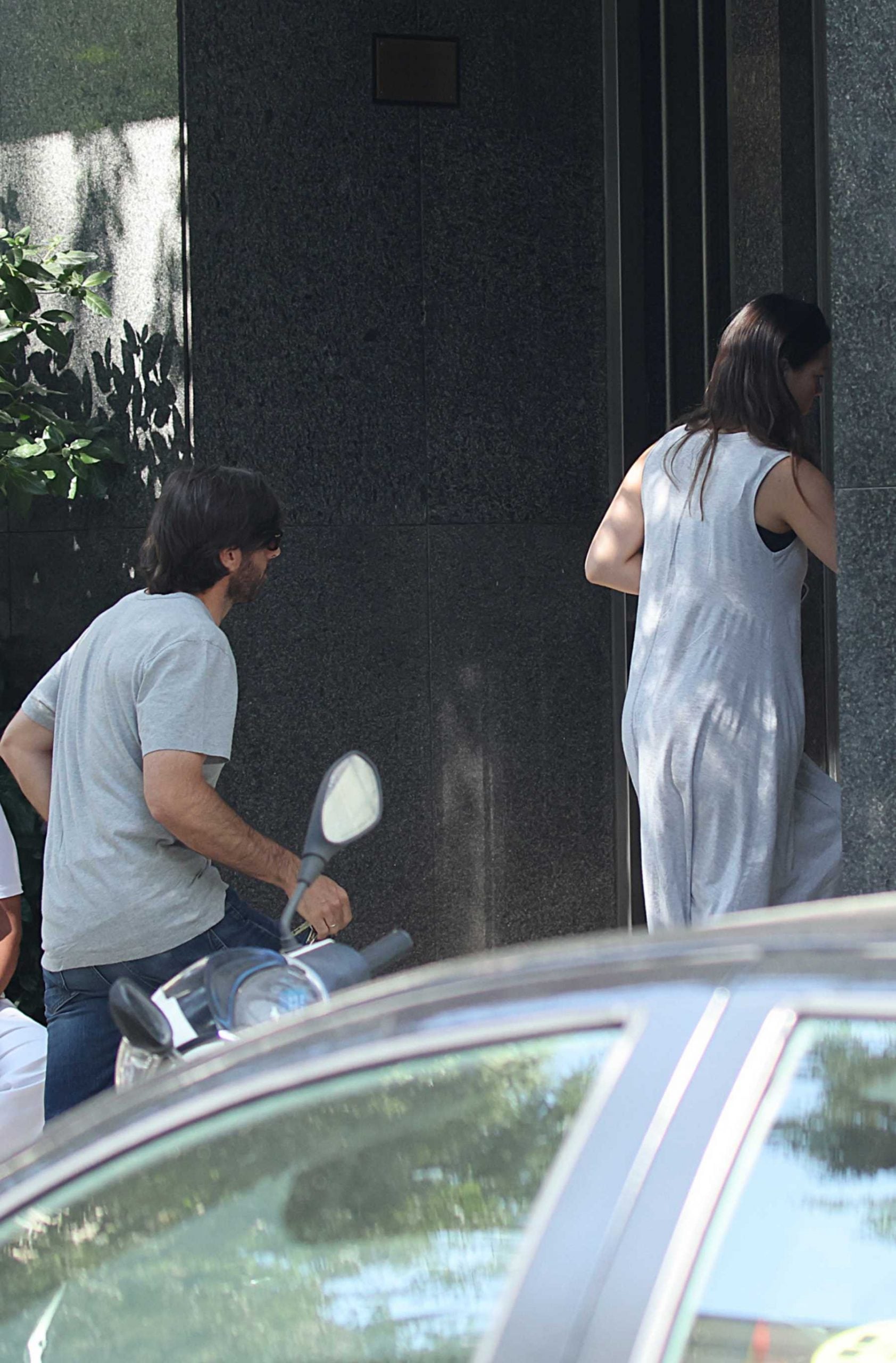 Isabelle Junot y &Aacute;lvaro Falc&oacute; en las inmediaciones de su casa / Gtres