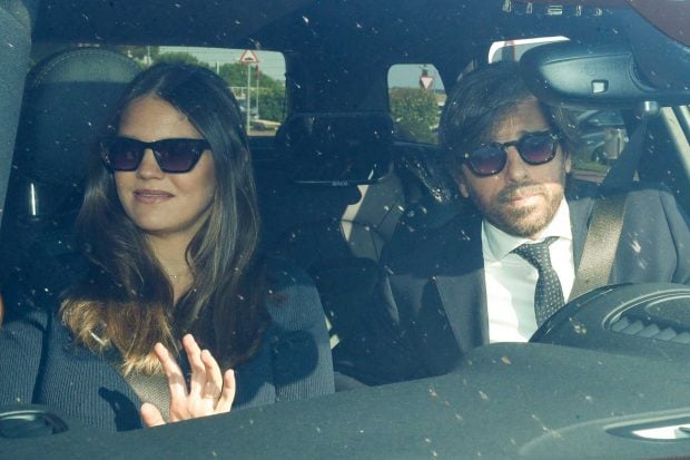 Isabelle Junot y &Aacute;lvaro Falc&oacute; en el &uacute;ltimo adi&oacute;s a Marta Ch&aacute;varri / Gtres