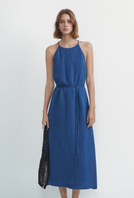El vestido halter de lino rebajado en Massimo Dutti que no te vas a quitar en todo el verano