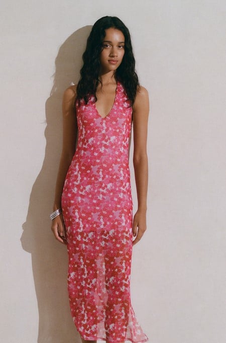 El vestido halter de la marca que llevan las pijas: midi, colorido y perfecto para las cenas de verano