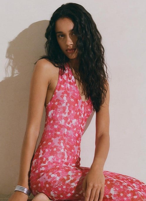 El vestido halter de la marca que llevan las pijas: midi, colorido y perfecto para las cenas de verano