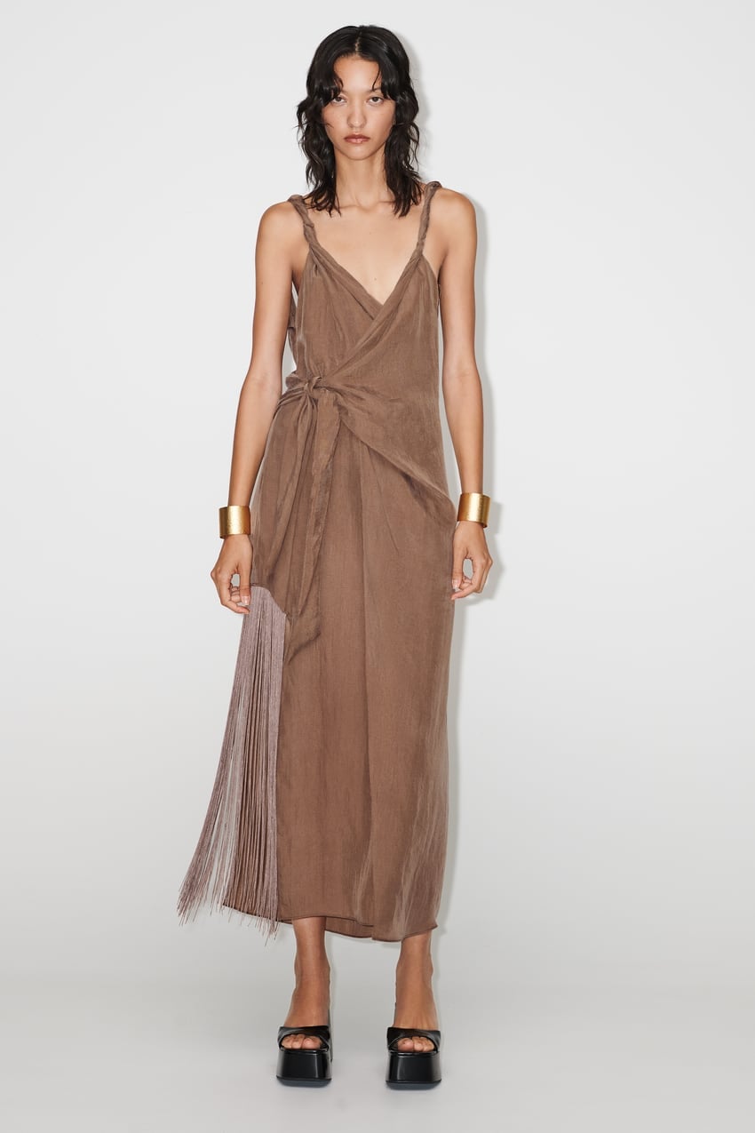 Zara nos conquista con el vestido pareo efecto piernas largas: tienes que prob&aacute;rtelo