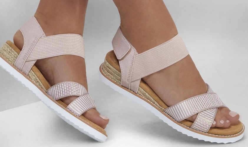 Skechers sorprende con sus sandalias m&aacute;s c&oacute;modas: tienen plataforma, en negro y pegan con todo