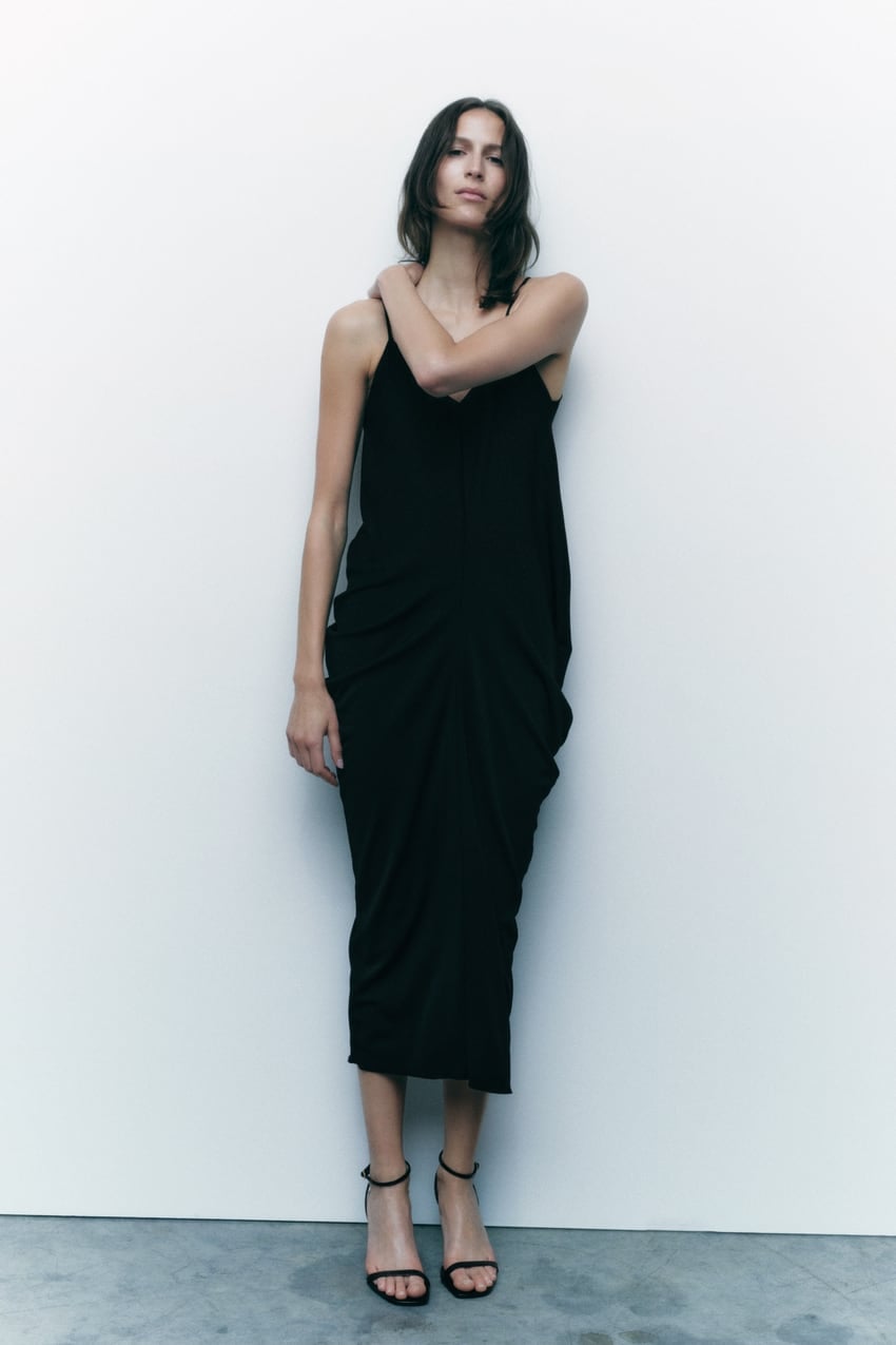 Es la mejor inversi&oacute;n del verano: el vestido negro de Zara rebajado a 10 euros