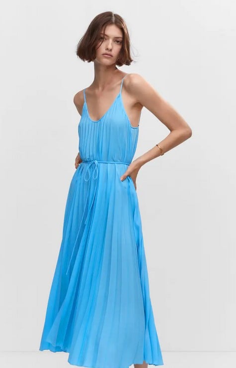 Ana Obreg&oacute;n mete en un problema a Mango: no dan abasto con el vestido azul que ha puesto de moda