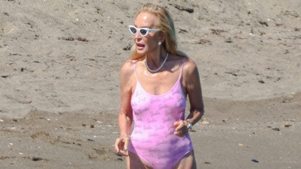 Carmen Lomana en la playa / Gtres