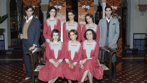 &Aacute;lvaro Mel y parte del elenco de 'La otra mirada' de TVE / Gtres