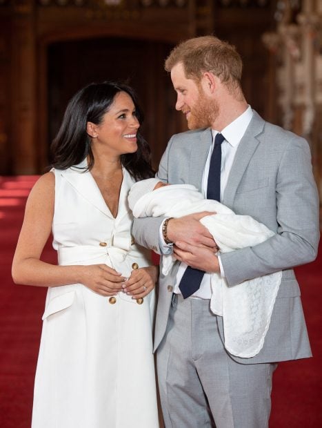 Meghan Markle y el pr&iacute;ncipe Enrique con su hijo Archie / Gtres