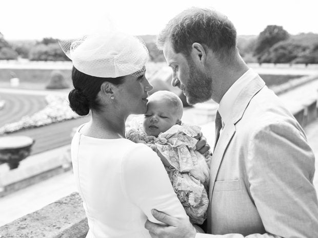 Meghan Markle y el pr&iacute;ncipe Enrique con su hijo Archie / Gtres